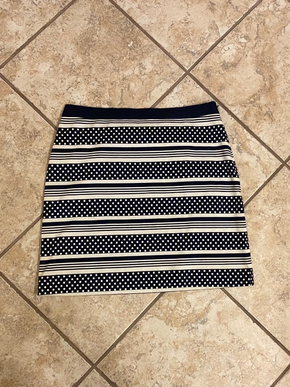 New navy Blue striped and polka dot skirt by Vineyard Vines size 6